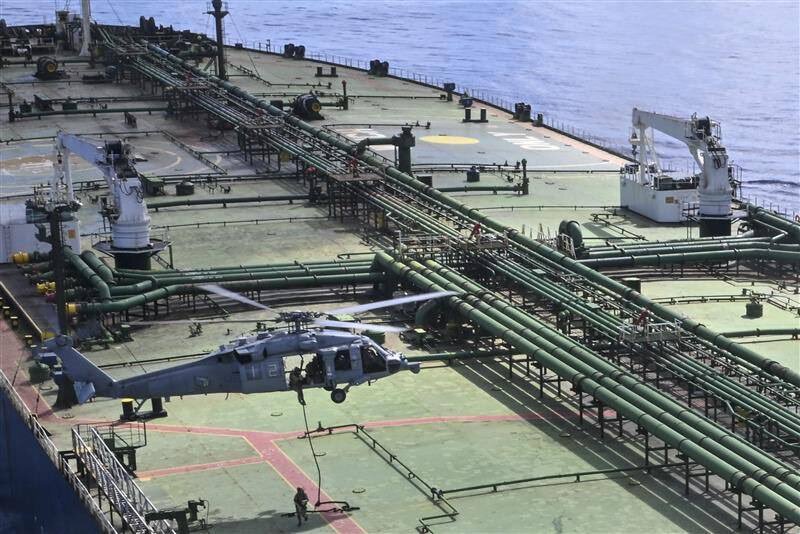 La Armada de Estados Unidos interceptó y abordó un buque cisterna sancionado que navegaba con crudo iraní en el Índico. (Foto Prensa Libre: @DeptofWar / X).