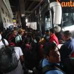 Pasajeros abordan buses extraurbanos en la terminal del CENMA con destino al interior del país, en medio de alta afluencia por el inicio de la Semana Santa. (Foto, Prenda Libre: Érick Ávila)