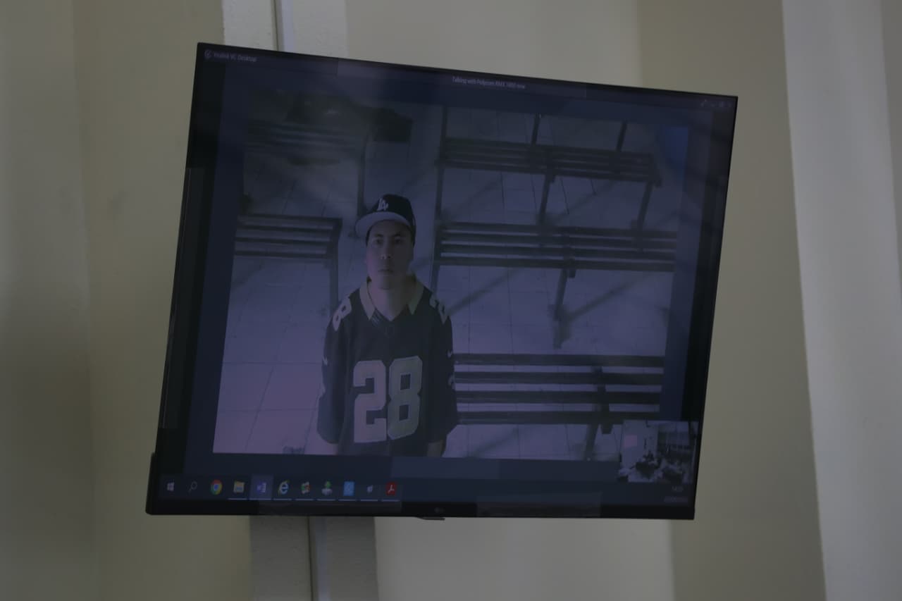 Harold Yeraldo Salguero Morales, alias “Liro Rebelde”, comparece por videoconferencia ante el Juzgado de Turno de Villa Nueva durante la audiencia en la que fue ligado a proceso.  (Foto Prensa Libre: Moisés Xec)