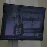 Harold Yeraldo Salguero Morales, alias “Liro Rebelde”, comparece por videoconferencia ante el Juzgado de Turno de Villa Nueva durante la audiencia en la que fue ligado a proceso. (Foto Prensa Libre: Moisés Xec)