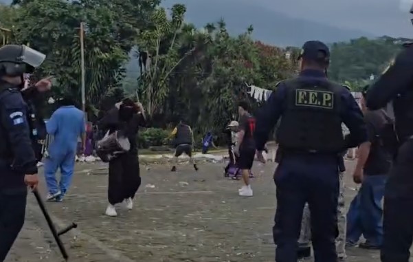 Policía interviene en Judiada que termina en enfrentamientos en Colomba Costa Cuca, Quetzaltenango. (Foto Prensa Libre: tomada de video de la PNC)