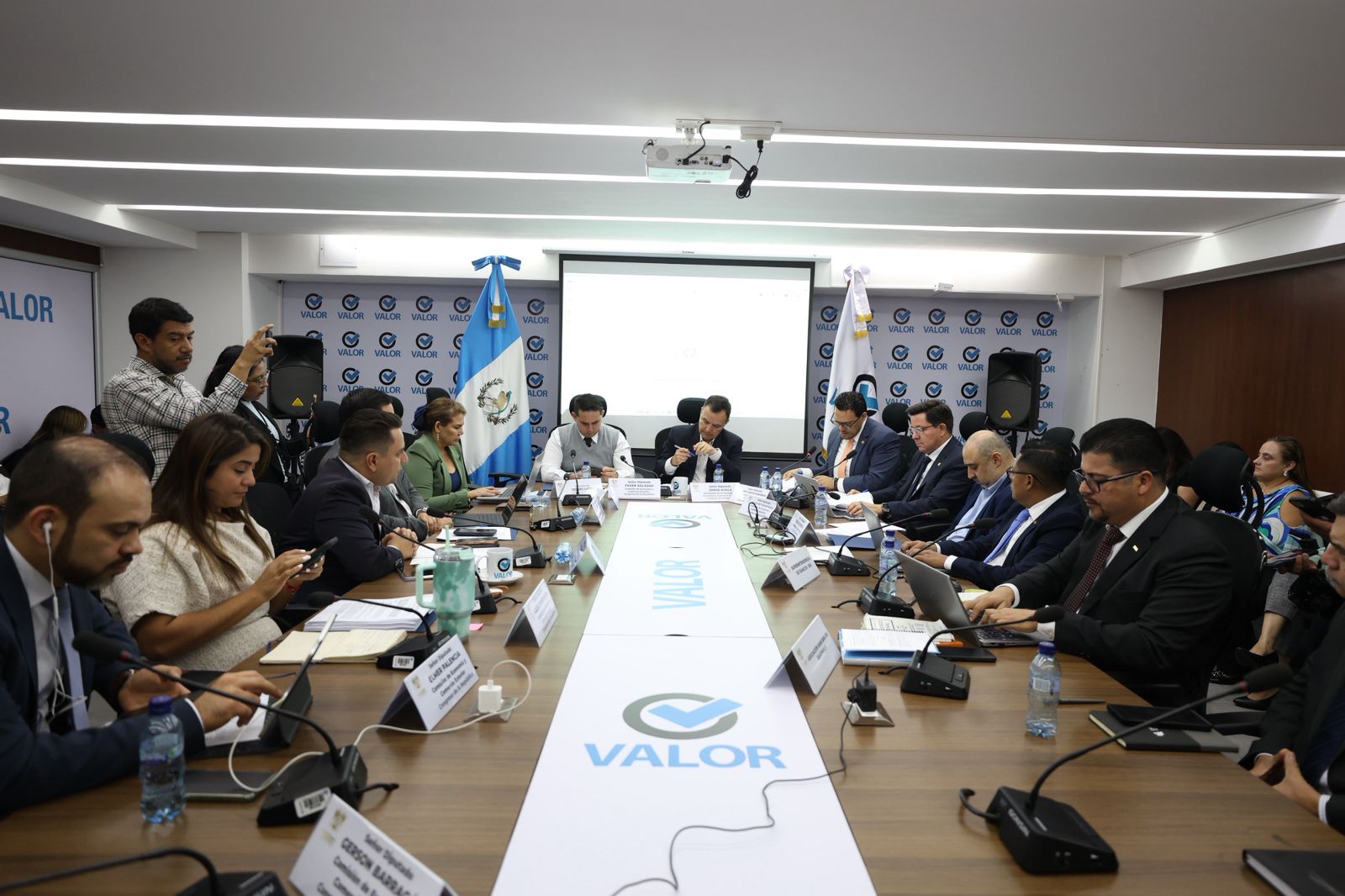 Diputados de la Comisión de Economía del Congreso de Guatemala en reunión para discutir enmiendas a la ley antilavado de dinero