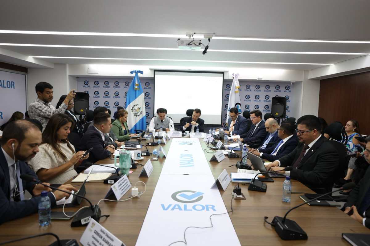 Diputados de la Comisión de Economía del Congreso de Guatemala en reunión para discutir enmiendas a la ley antilavado de dinero
