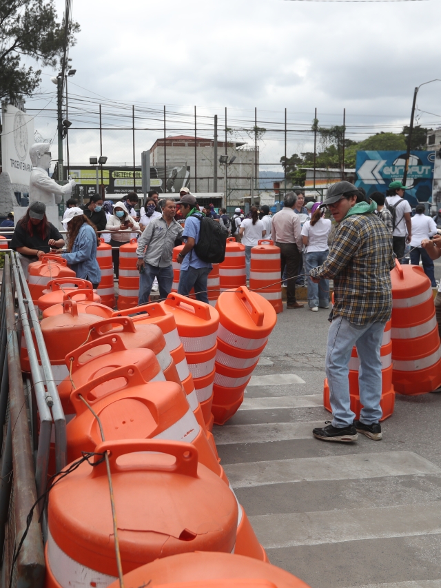 Encapuchados mantenían cerrado el acceso a la Usac