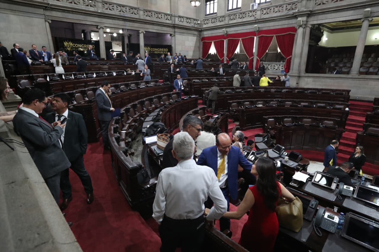Diputados participan en una sesión del Congreso durante la discusión de iniciativas en el pleno legislativo. (Foto Prensa Libre: Moisés Xec)