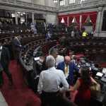 Diputados participan en una sesión del Congreso durante la discusión de iniciativas en el pleno legislativo. (Foto Prensa Libre: Moisés Xec)