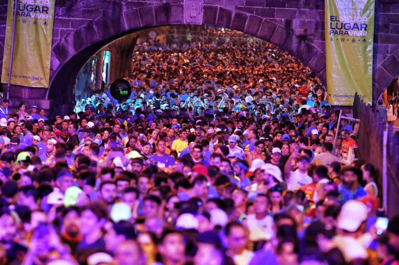 Corredores participan en la carrera nocturna 10K que recorre calles del Centro Histórico y provoca cierres viales este sábado. (Foto Prensa Libre: Esbin García)