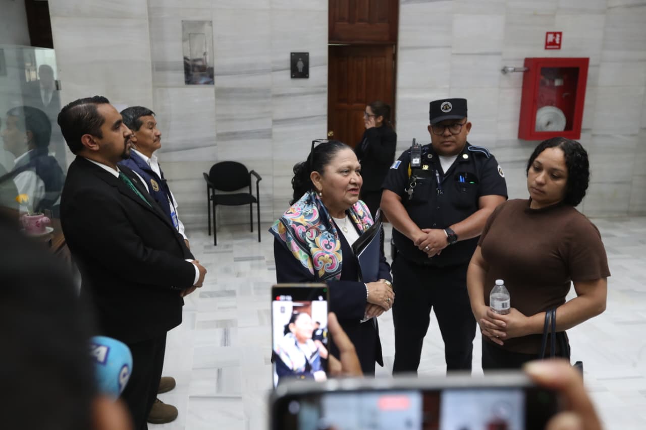 La fiscal general, Consuelo Porras, atiende a periodistas luego de la jornada de entrevistas en la Corte Suprema de Justicia. (Foto Prensa Libre: Érick Ávila)