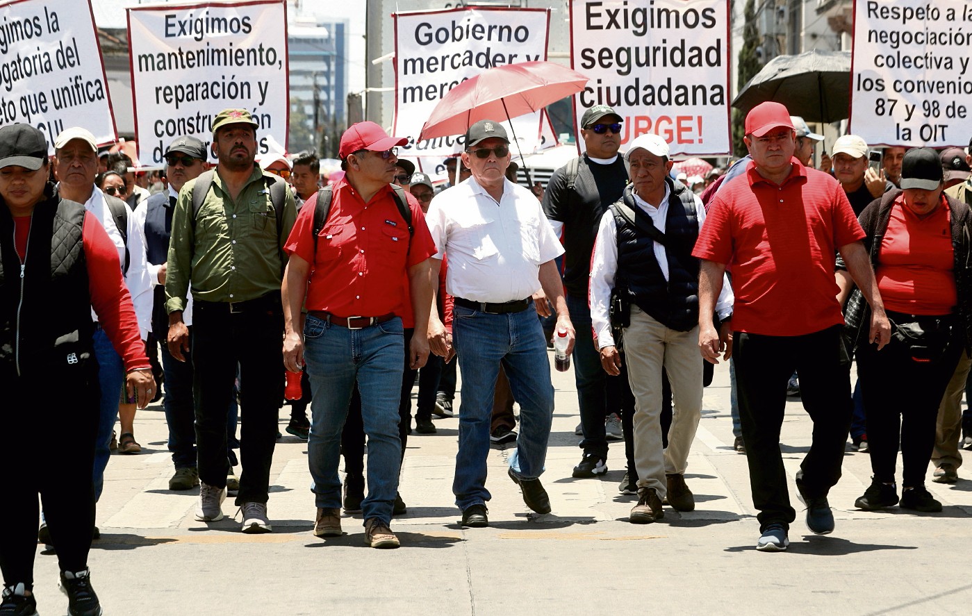 EN FOTOGRAFIA: JOVIEL ACEVEDO, LIDER SINDICAL
En medio de la marcha del Sindicato de Trabajadores de la Educación de Guatemala (STEG), el líder sindical Joviel Acevedo declaró que ni los amparos, ni actas, así como destituciones, ni amenazas de cárcel, los detendrán.

Estas declaraciones surgen luego de que la noche del pasado miércoles 9 de abril, la ministra de educación, Anabella Giracca, informara que el Juzgado Décimo Segundo del Ramo Civil de Guatemala otorgó un amparo provisional que ordenaba al STEG, abstenerse de suspender clases, bloquear carreteras, así como de obstaculizar el trabajo de la cartera

Foto: BYRON RIVERA 
10/04/2025