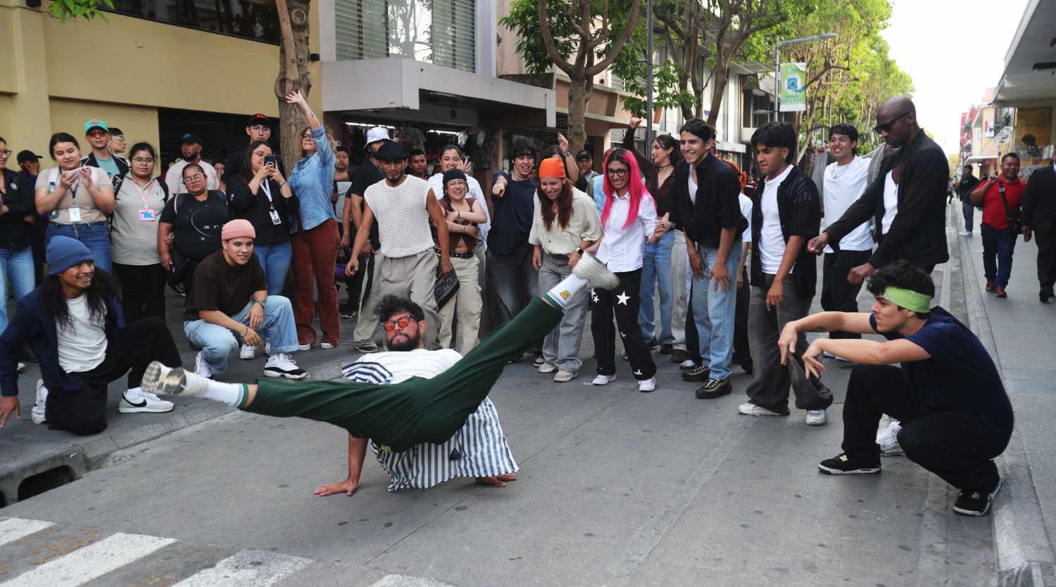 Michael Jackson: Bailarines guatemaltecos recuerdan al Rey del Pop en Paseo de la Sexta a ritmo de “Billie Jean” y promocionan biopic