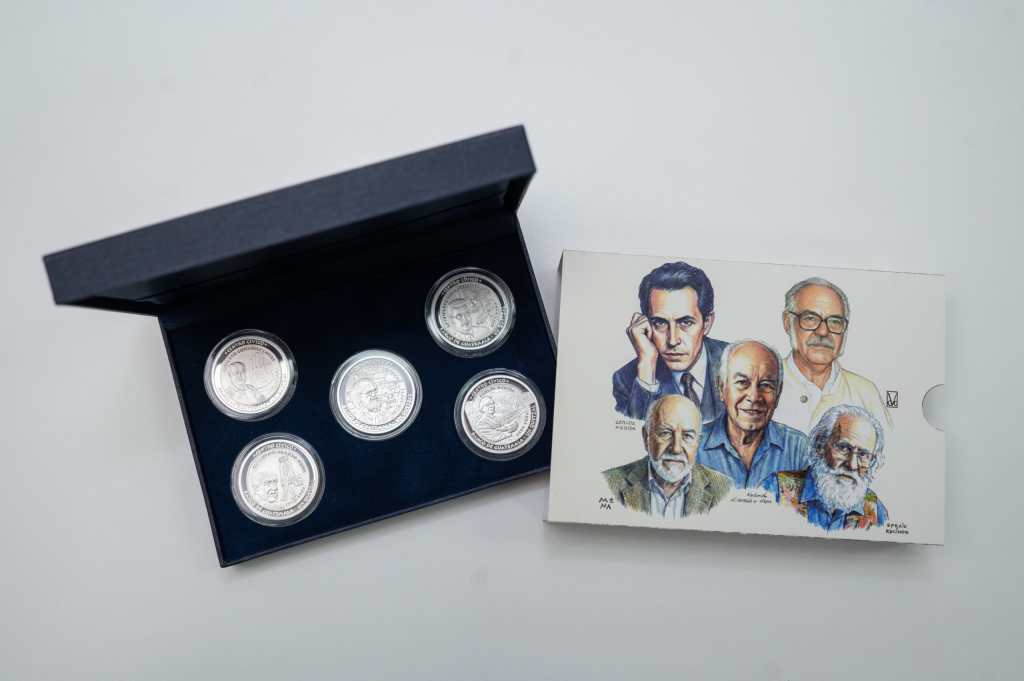 The Bank of Guatemala will issue 2,000 collection cases, each with five commemorative coins, at a price of Q2,000. (Photo, Prensa Libre: courtesy: Banguat)
