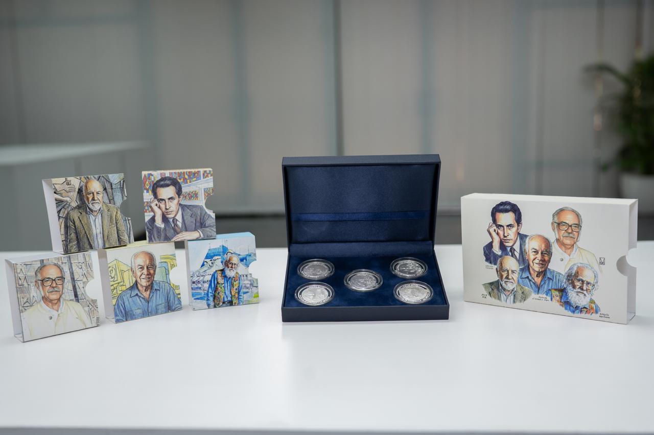 Guillermo Grajeda Mena Reverso: Efigie y nombre del maestro Guillermo Grajeda Mena, así como una representación de la figura masculina indígena estilizada tomada de su obra “La Conquista”, del mural de la fachada lateral poniente del palacio Municipal de Guatemala, las frases CENTRO CÍVICO y BANCO DE GUATEMALA, el valor nominal de un quetzal y los años 1918 - 1995. Roberto González Goyri Reverso: Efigie y nombre del maestro Roberto González Goyri, así como una representación de la parte central del mural sobre la séptima avenida del edificio del Instituto Guatemalteco de Seguridad Social (IGSS) de su obra “La Mano, representando los logros de la cultura maya”, las frases CENTRO CÍVICO y BANCO DE GUATEMALA, el valor nominal de un quetzal y los años 1924 - 2007. Carlos Mérida Reverso: Efigie y nombre del maestro Carlos Mérida, una representación su obra “La Seguridad Social” ubicado en el edificio del IGSS, las frases CENTRO CÍVICO y BANCO DE GUATEMALA, el valor nominal de un quetzal y los años 1891 - 1984. Efraín Recinos Reverso: Efigie y nombre del maestro Efraín Recinos, una representación de su obra contenida en el Panel 2 (de izquierda a derecha) del mural poniente del edificio del Crédito Hipotecario Nacional, las frases CENTRO CÍVICO y BANCO DE GUATEMALA, el valor nominal de un quetzal y los años 1928 - 2011. Dagoberto Vásquez Castañeda Reverso: Efigie y nombre del maestro Dagoberto Vásquez Castañeda, una representación de su obra “Recolector de lluvia” del mural oriente del edificio del Banco de Guatemala, las frases CENTRO CÍVICO y BANCO DE GUATEMALA, el valor nominal de un quetzal y los años 1922 - 1999.