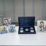 Guillermo Grajeda Mena Reverso: Efigie y nombre del maestro Guillermo Grajeda Mena, así como una representación de la figura masculina indígena estilizada tomada de su obra “La Conquista”, del mural de la fachada lateral poniente del palacio Municipal de Guatemala, las frases CENTRO CÍVICO y BANCO DE GUATEMALA, el valor nominal de un quetzal y los años 1918 - 1995. Roberto González Goyri Reverso: Efigie y nombre del maestro Roberto González Goyri, así como una representación de la parte central del mural sobre la séptima avenida del edificio del Instituto Guatemalteco de Seguridad Social (IGSS) de su obra “La Mano, representando los logros de la cultura maya”, las frases CENTRO CÍVICO y BANCO DE GUATEMALA, el valor nominal de un quetzal y los años 1924 - 2007. Carlos Mérida Reverso: Efigie y nombre del maestro Carlos Mérida, una representación su obra “La Seguridad Social” ubicado en el edificio del IGSS, las frases CENTRO CÍVICO y BANCO DE GUATEMALA, el valor nominal de un quetzal y los años 1891 - 1984. Efraín Recinos Reverso: Efigie y nombre del maestro Efraín Recinos, una representación de su obra contenida en el Panel 2 (de izquierda a derecha) del mural poniente del edificio del Crédito Hipotecario Nacional, las frases CENTRO CÍVICO y BANCO DE GUATEMALA, el valor nominal de un quetzal y los años 1928 - 2011. Dagoberto Vásquez Castañeda Reverso: Efigie y nombre del maestro Dagoberto Vásquez Castañeda, una representación de su obra “Recolector de lluvia” del mural oriente del edificio del Banco de Guatemala, las frases CENTRO CÍVICO y BANCO DE GUATEMALA, el valor nominal de un quetzal y los años 1922 - 1999.