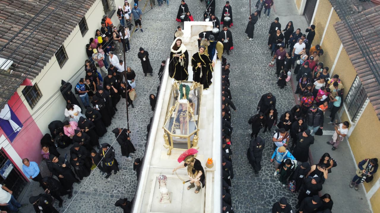 Entre incienso y aserrín: así se vivió el Viernes Santo en Guatemala este 2026