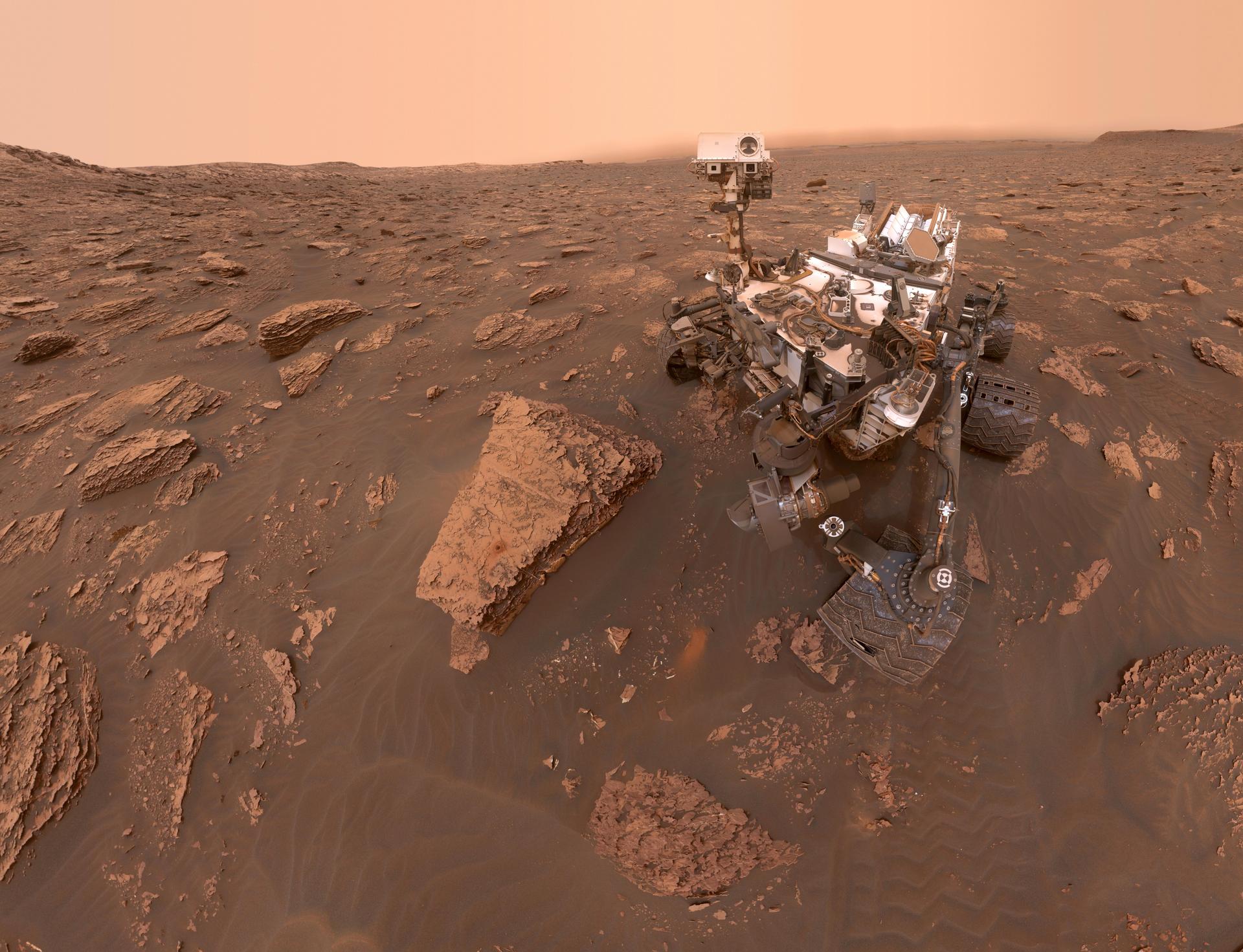 Autorretrato del rover Curiosity de la NASA 
cuando una tormenta de polvo marciana había reducido la luz solar y la visibilidad en la ubicación del rover en el cráter Gale.  (Foto Prensa Libre: NASA)