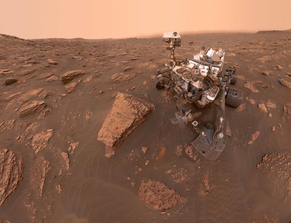 Autorretrato del rover Curiosity de la NASA 
cuando una tormenta de polvo marciana había reducido la luz solar y la visibilidad en la ubicación del rover en el cráter Gale.  (Foto Prensa Libre: NASA)