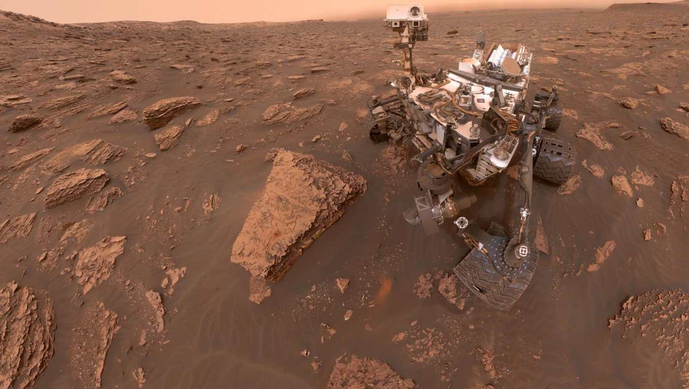 Autorretrato del rover Curiosity de la NASA
cuando una tormenta de polvo marciana había reducido la luz solar y la visibilidad en la ubicación del rover en el cráter Gale. (Foto Prensa Libre: NASA)