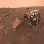 Autorretrato del rover Curiosity de la NASA
cuando una tormenta de polvo marciana había reducido la luz solar y la visibilidad en la ubicación del rover en el cráter Gale. (Foto Prensa Libre: NASA)