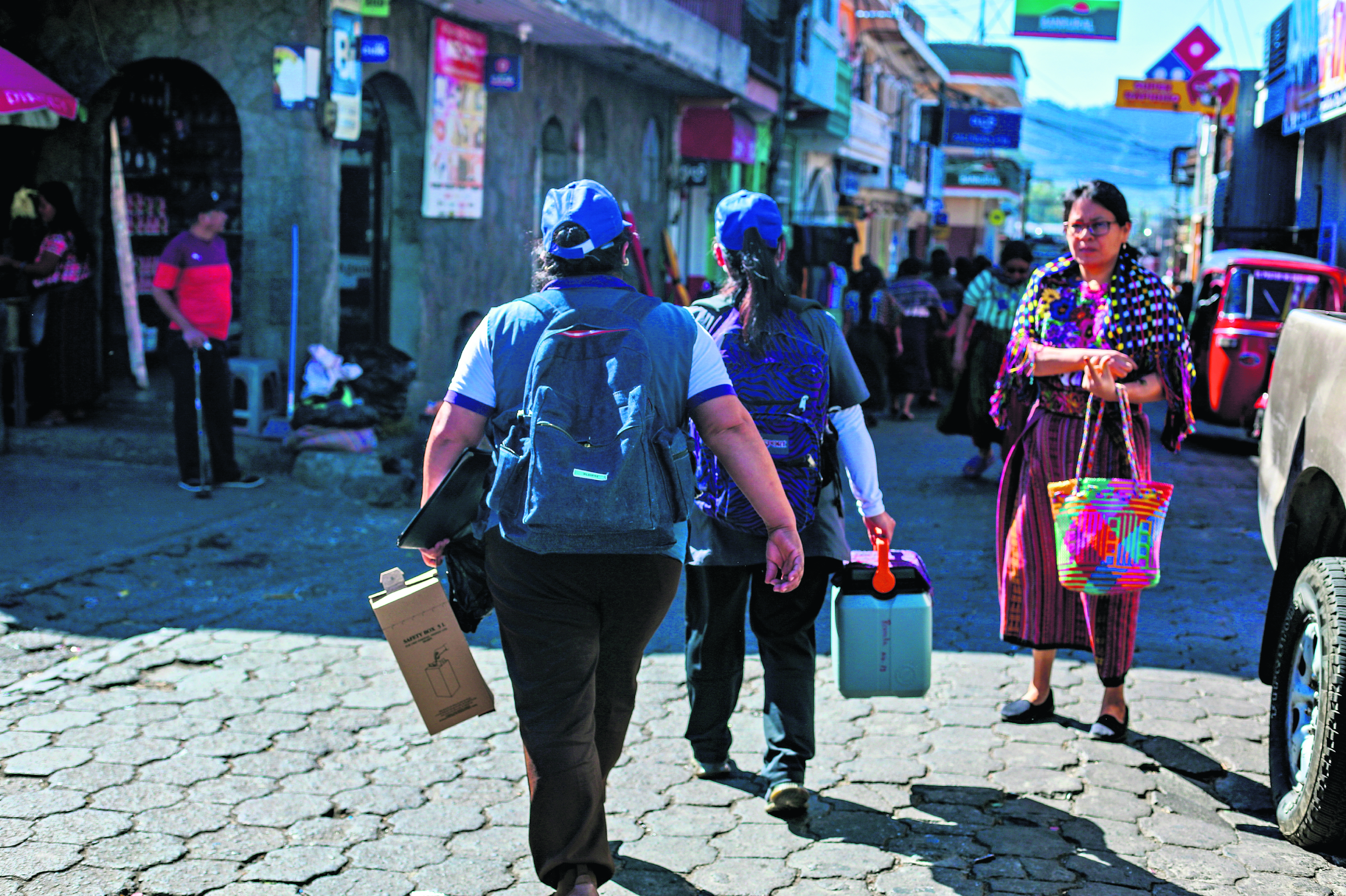 SARAMPIÓN, SANTIAGO ATITLÁN. Se visitó el municipio De Santiago Atitlán en Sololá, para documentar e investigar sobre los últimos brotes de sarampión registrados en el lugar. Esta enfermedad tenía 28 años de no presentar un caso en el país En la imagen, colaboradores del Ministerio de Salud salen a las calles a ofrecer la vacuna del Sarampión.

Juan Diego González.  130126