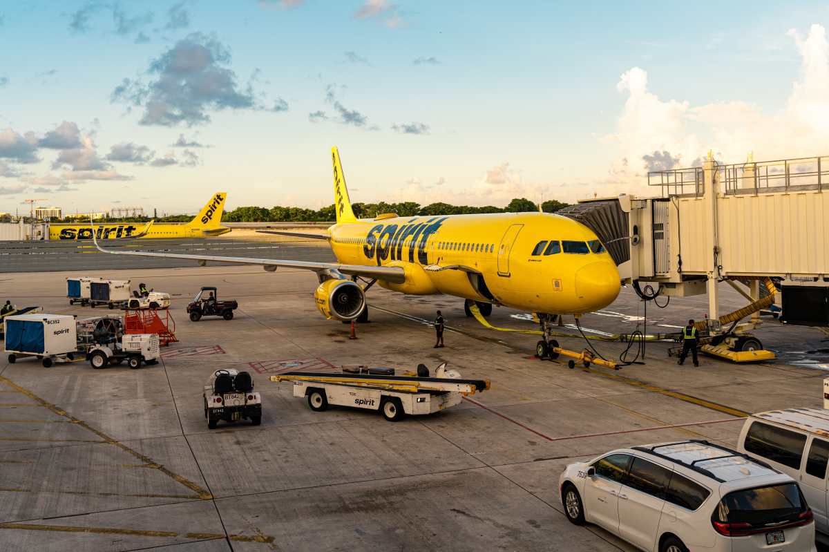 El Gobierno de Estados Unidos analiza un posible rescate financiero de Spirit Airlines mediante un préstamo millonario a cambio de participación estatal, en medio de la crisis que enfrenta la aerolínea de bajo costo. (Foto: Prensa Libre,  Shutterstock).