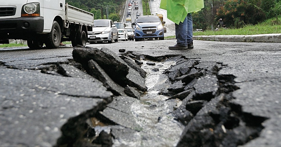 Los trabajos de mantenimiento de la red vial se adjudicarían entre junio y julio de este año, cuando la temporada de lluvia ya ha iniciado. (Foto Prensa Libre: Hemeroteca PL)