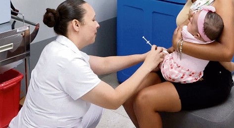 El Salvador vacuna a menores como medida contra el sarampión, donde se reportaron 11 casos
