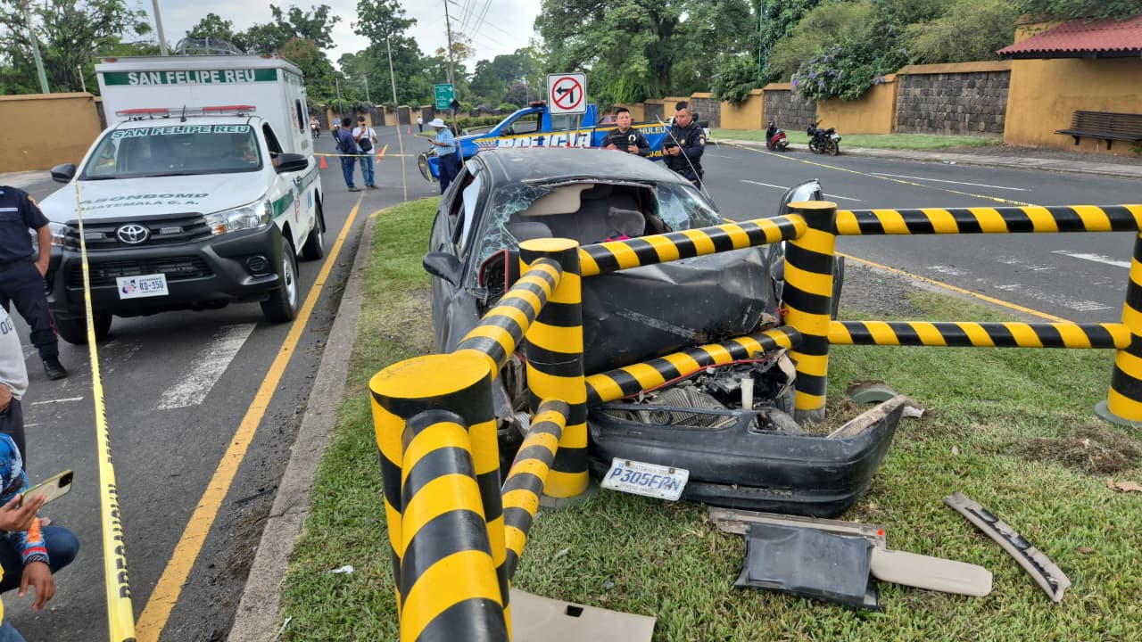 El vehículo quedó destruido tras chocar contra la estructura metálica de un poste del alumbrado público en el kilómetro 181 de la ruta Cito-180, en San Martín Zapotitlán, Retalhuleu. (Foto Prensa Libre: Victoria Ruiz)