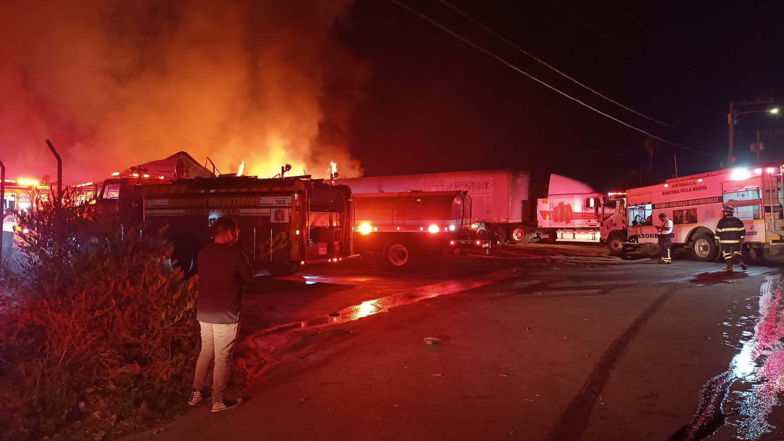 Bomberos Municipales Departamentales y Bomberos Voluntarios trabajan para controlar el incendio en una fábrica de tarimas en la colonia Ulises Rojas, zona 3 de Bárcena, Villa Nueva. (Foto Prensa Libre: Victor Chamalé)