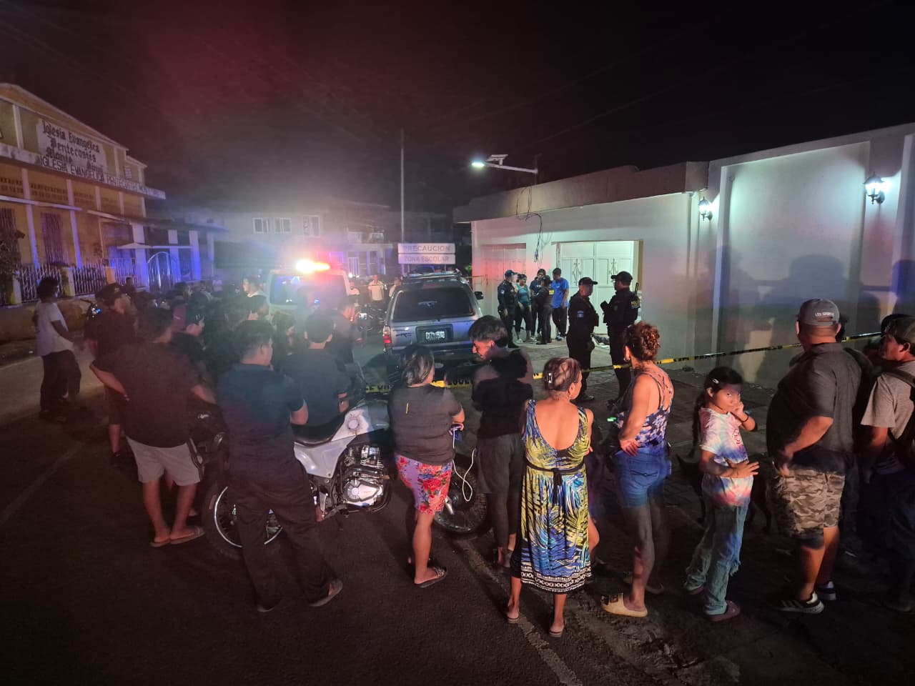 La panadería donde ocurrió el ataque armado permanece bajo resguardo policial en la aldea La Libertad, Nuevo San Carlos, Retalhuleu. (Foto Prensa Libre: Victoria Ruiz)