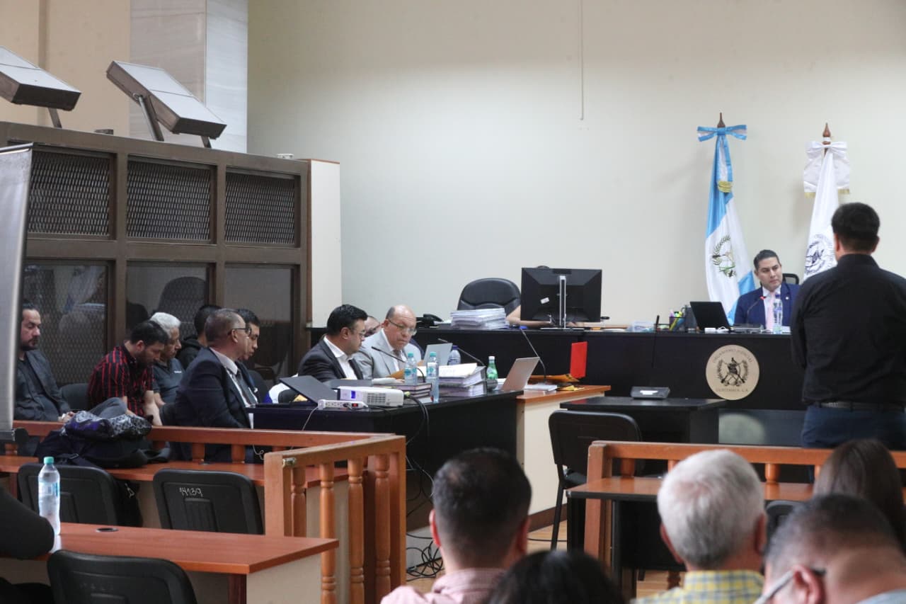 Los sindicados por el secuestro del odontólogo Julio Amílcar Martínez Murillo escuchan durante la audiencia en la que el juez Eduardo Orozco suspendió la resolución sobre si enfrentarán juicio. (Foto Prensa Libre: Byron Baiza)