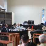 Los sindicados por el secuestro del odontólogo Julio Amílcar Martínez Murillo escuchan durante la audiencia en la que el juez Eduardo Orozco suspendió la resolución sobre si enfrentarán juicio. (Foto Prensa Libre: Byron Baiza)