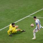 Lionel Messi (d) de Argentina patea un balón para a notar un gol , en la final del Mundial de Qatar 2022 entre Argentina y Francia en el estadio de Lusail.(Foto Prensa Libre: EFE).