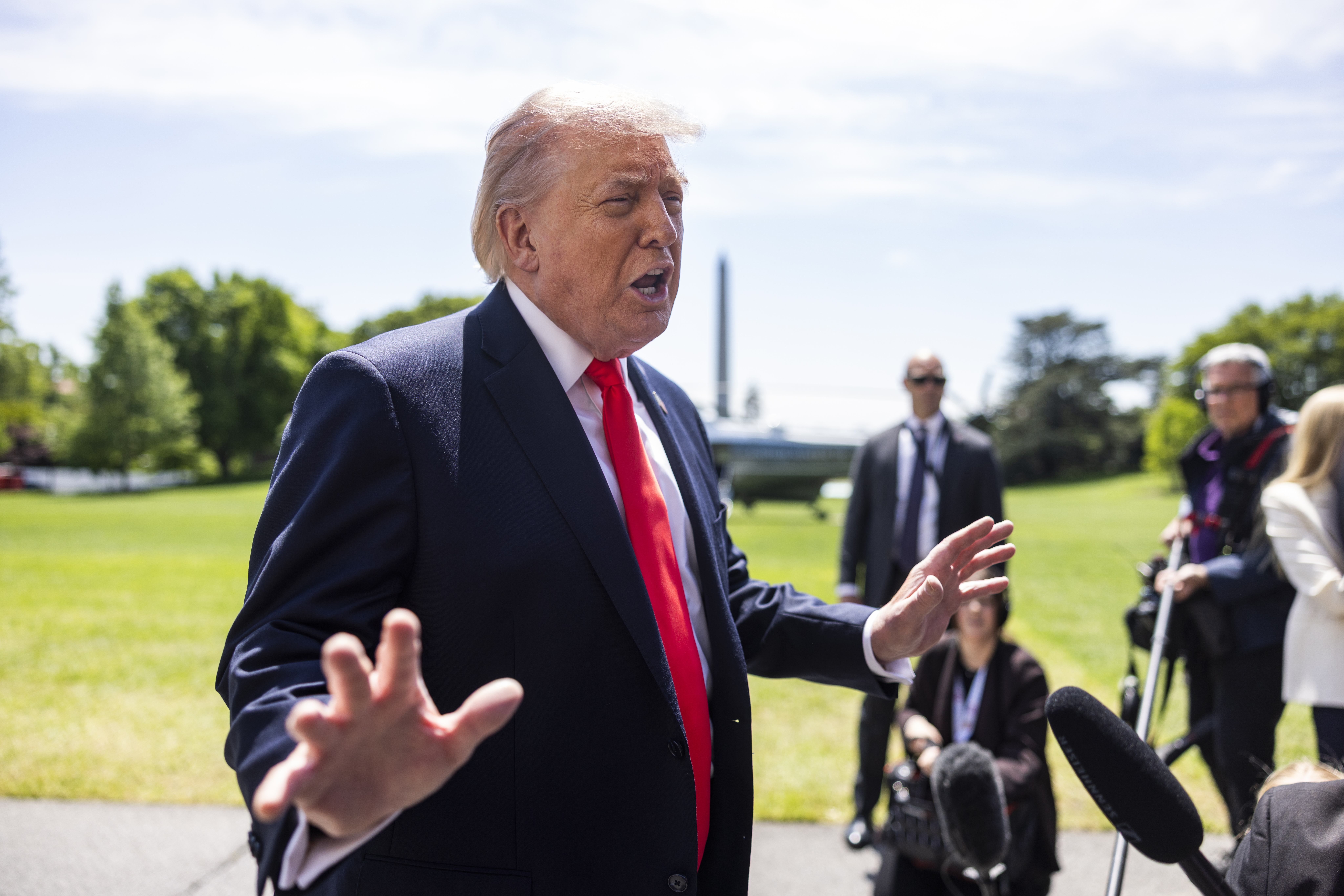 Donald Trump habla con periodistas al salir de la Casa Blanca sobre Irán y propuesta de paz