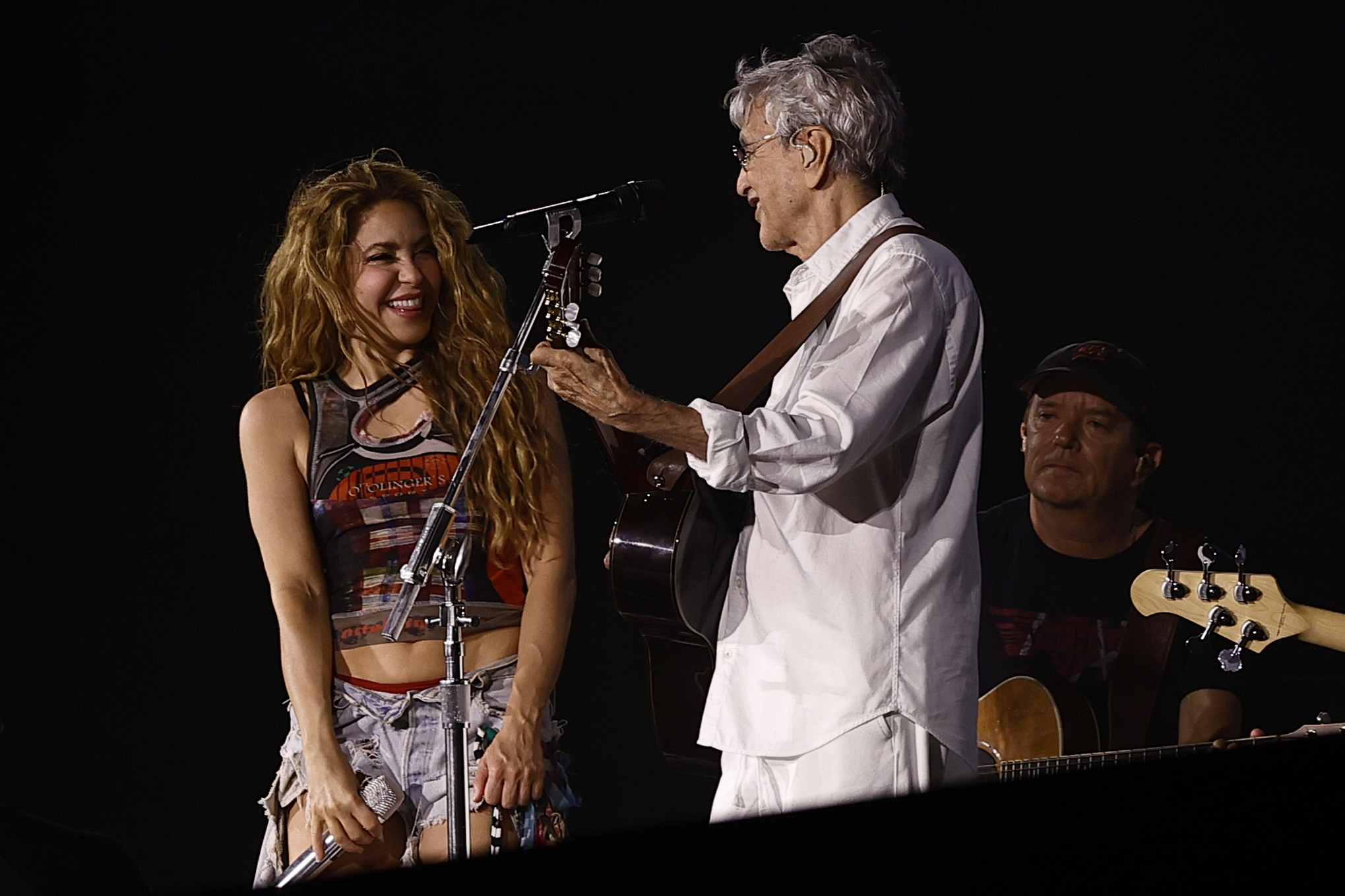 La cantante colombiana Shakira y el brasileño Caetano Veloso cantan durante un ensayo previo al concierto del 2 de mayo, este viernes en Río de Janeiro (Brasil). (Foto Prensa Libre: EFE)