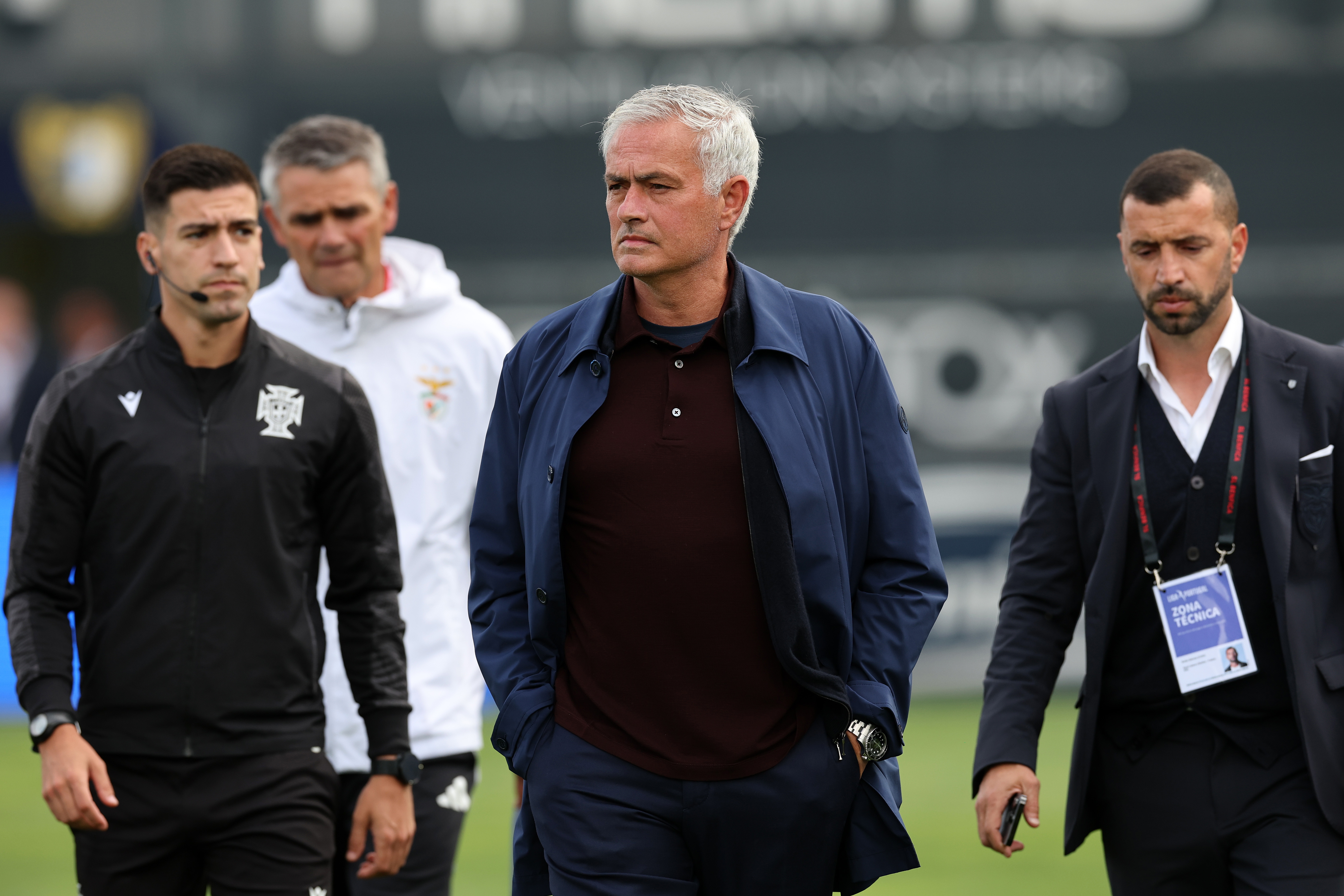 Vila Nova de Famalicao (Portugal), 02/05/2026.- Benfica's head coach Jose Mourinho (C) looks on ahead of the Portuguese First League soccer match between Famalicao and Benfica, in Vila Nova de Famalicao, Portugal, 02 May 2026. EFE/EPA/ESTELA SILVA