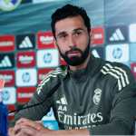MADRID, 02/05/2026.- El entrenador del Real Madrid, Álvaro Arbeloa, durante la rueda de prensa previa al entrenamiento que el equipo realiza este sábado en la Ciudad Deportiva de Valdebebas para preparar el partido de la 34 jornada de LaLiga que disputa mañana ante el RCD Espanyol. EFE/J.J. Guillén
