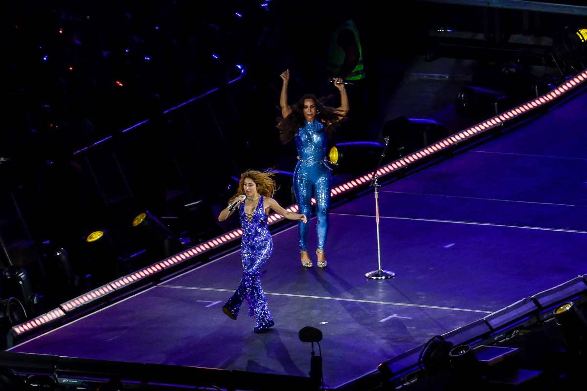 La cantante colombiana Shakira  se presenta junto a la cantante brasilera Ivete Sangalo en un conciertoel sábado 2 de mayo, en la playa de Copacabana en Río de Janeiro (Brasil). (Foto Prensa Libre: EFE)