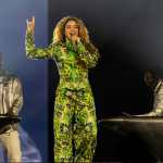 La cantante colombiana Shakira se presenta durante un concierto este sábado, en la playa de Copacabana en Río de Janeiro (Brasil). (Foto Prensa Libre: EFE)