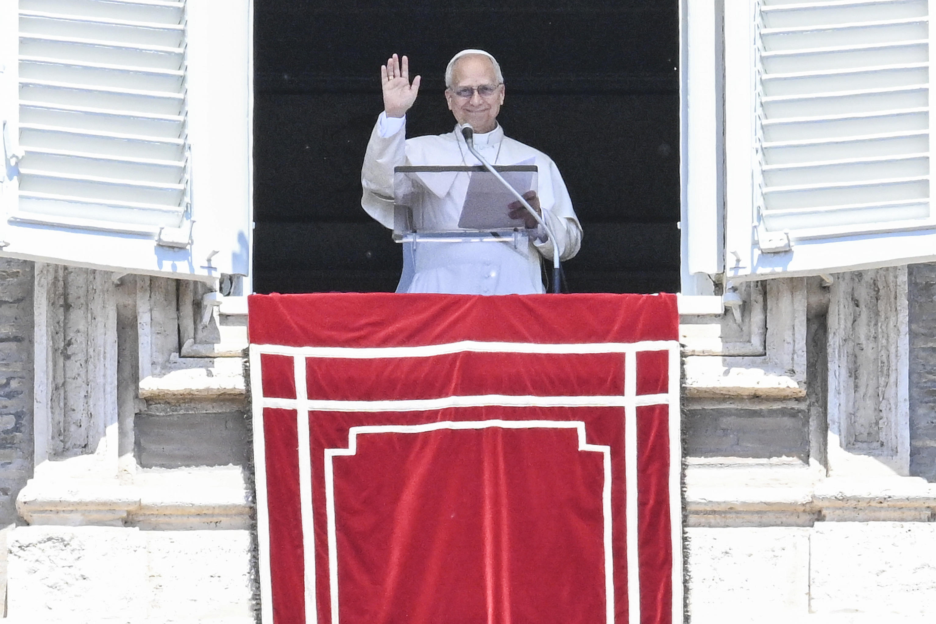 Vatican City (Vatican City State (Holy See)), 03/05/2026.- Pope Leo XIV leads his Regina Coeli prayer from the window of his office overlooking Saint Peter's Square, Vatican City, 03 May 2026. (Papa) EFE/EPA/RICCARDO ANTIMIANI