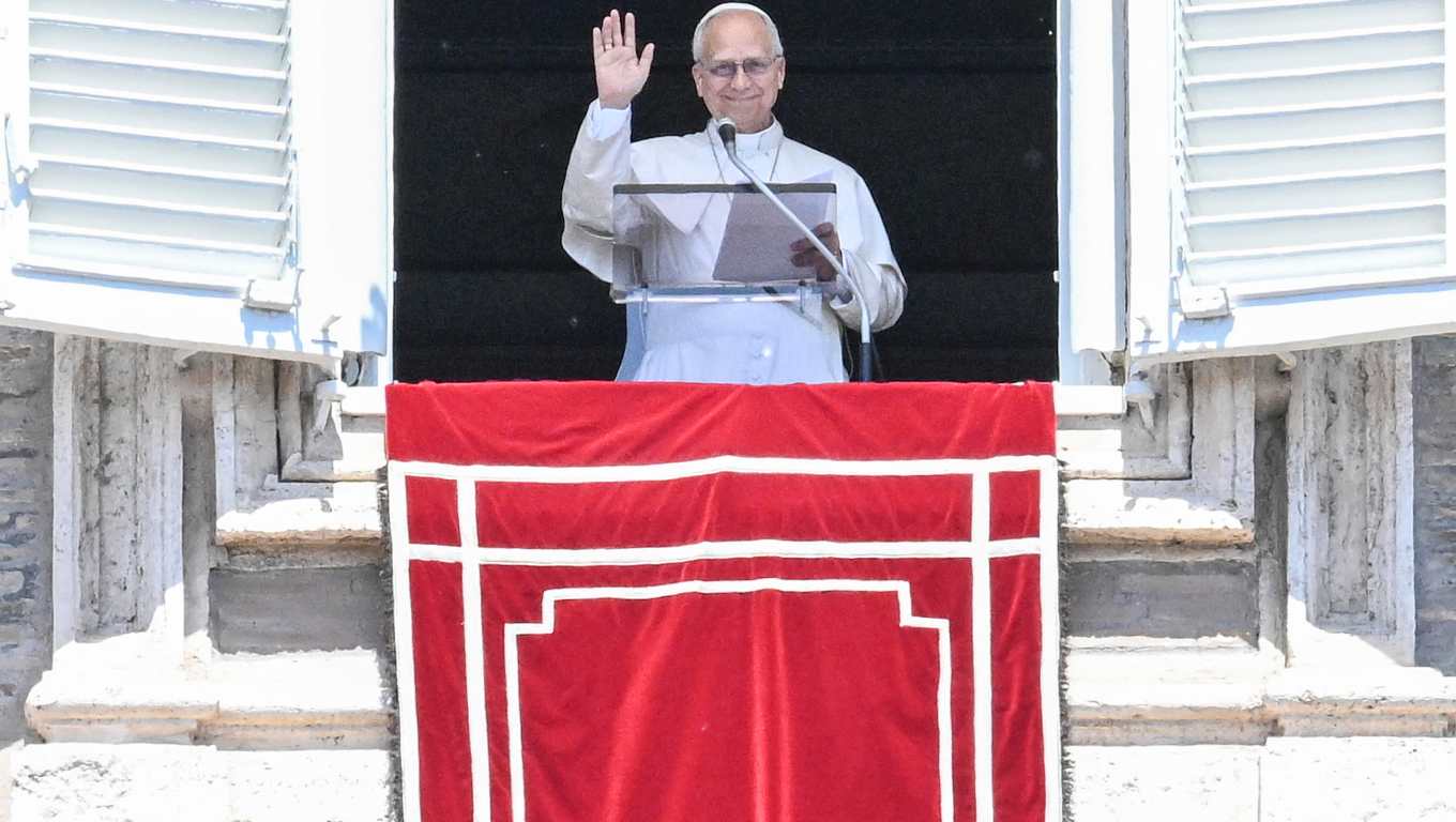 Vatican City (Vatican City State (Holy See)), 03/05/2026.- Pope Leo XIV leads his Regina Coeli prayer from the window of his office overlooking Saint Peter's Square, Vatican City, 03 May 2026. (Papa) EFE/EPA/RICCARDO ANTIMIANI