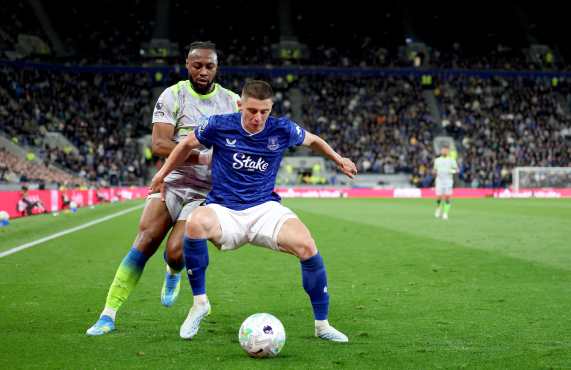LIVERPOOL (United Kingdom), 04/05/2026.- Antoine Semenyo (L) of Manchester City in action against Vitalii Mykolenko of Everton during the English Premier League match Everton FC against Manchester City, in Liverpool, Britain, 04 May 2026. (Reino Unido) EFE/EPA/ADAM VAUGHAN EDITORIAL USE ONLY. No use with unauthorized audio, video, data, fixture lists, club/league logos, 'live' services or NFTs. Online in-match use limited to 120 images, no video emulation. No use in betting, games or single club/league/player publications.