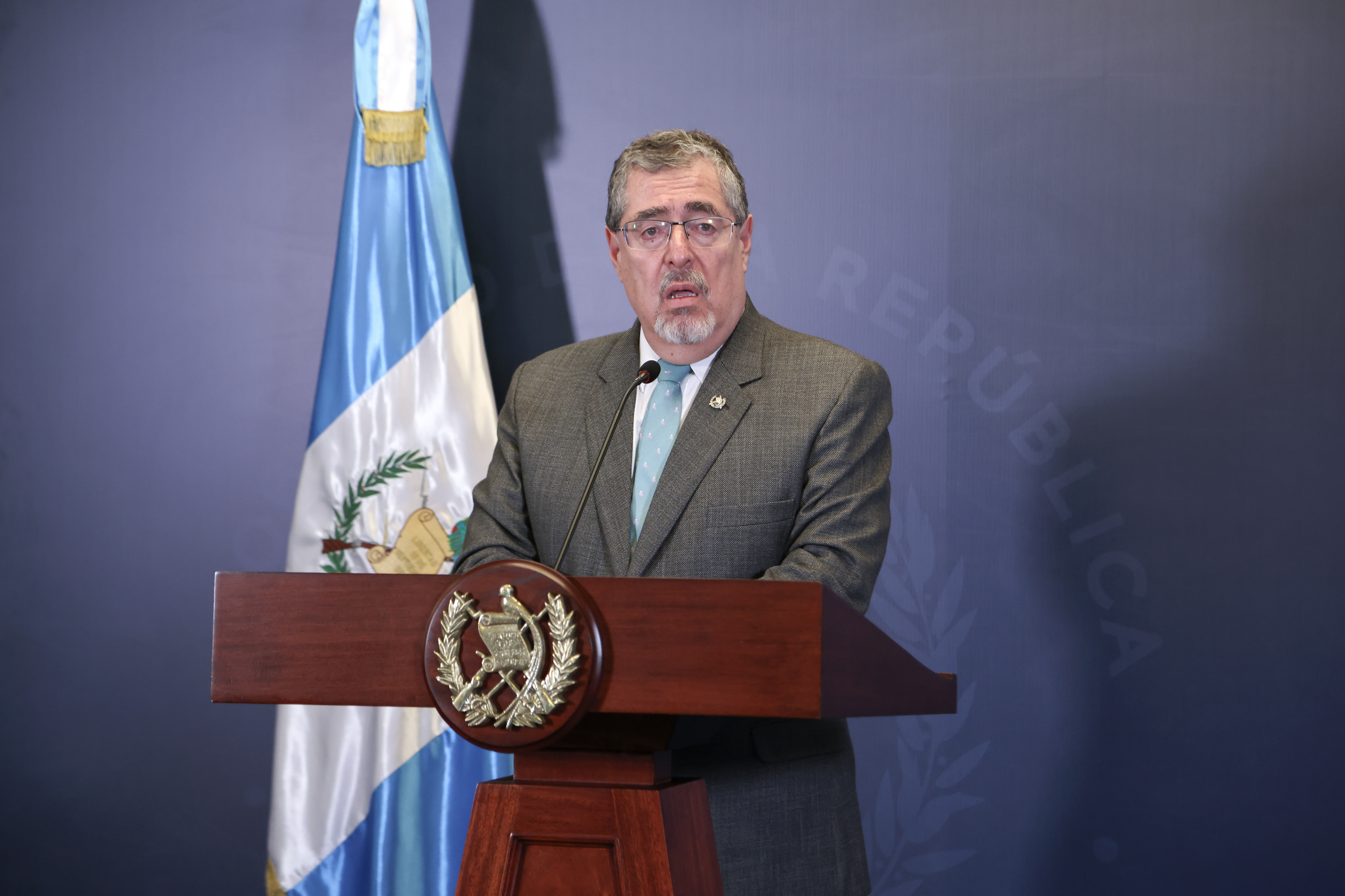 AME9301. CIUDAD DE GUATEMALA (GUATEMALA), 04/05/2026.- El presidente de Guatemala, Bernardo Arévalo de León, habla durante una rueda de prensa este lunes, en el Palacio Nacional de la Cultura, en Ciudad de Guatemala (Guatemala). Arévalo de León aseguró que el nuevo fiscal general y jefe del Ministerio Público (MP), que nombrará en los próximos días, no estará a su servicio ni tampoco al de su Gobierno, después de un periodo en el que la Fiscalía estuvo marcada por acusaciones de corrupción y procesos contra actores críticos. EFE/ Mariano Macz