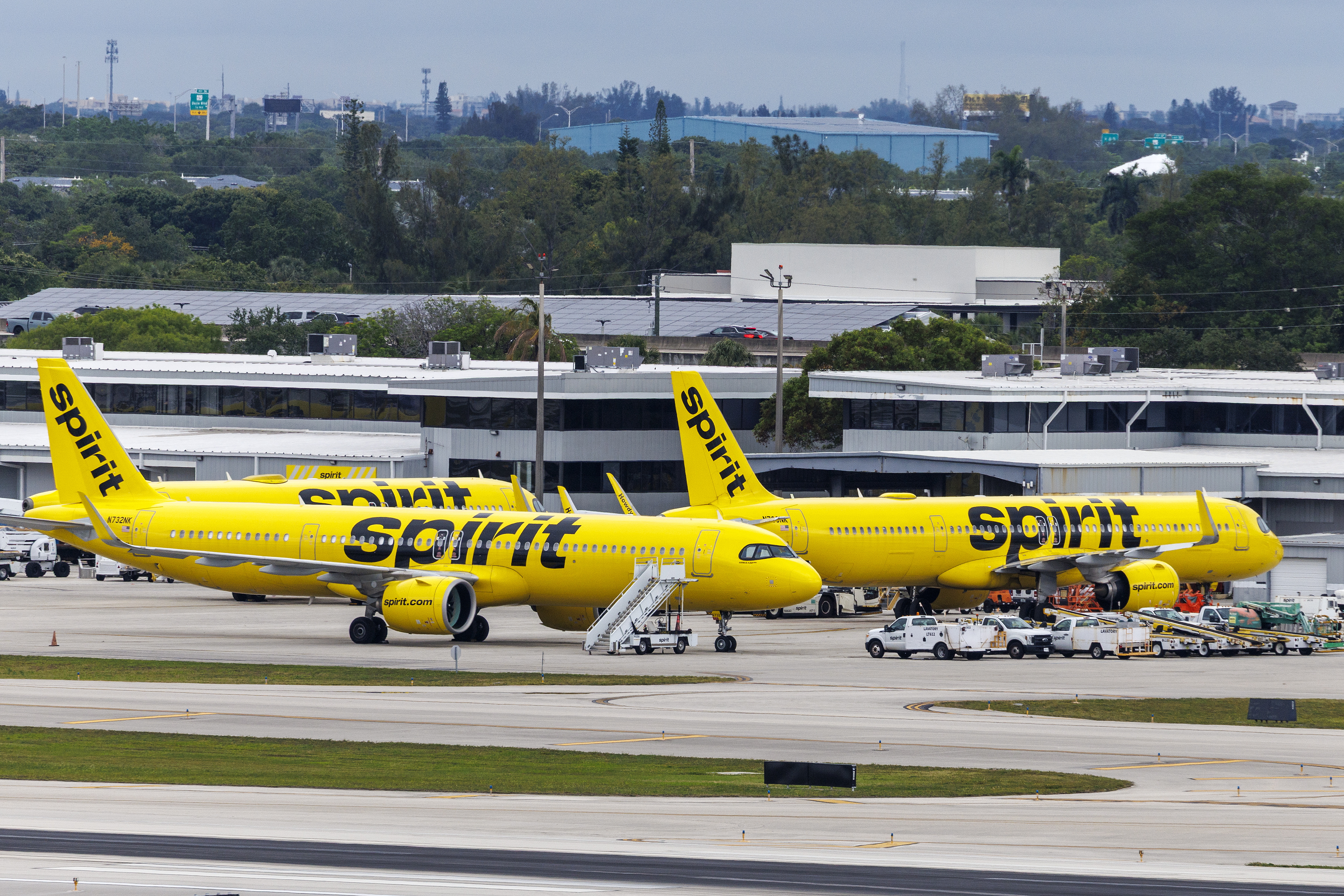Spirit Airlines vista de aviones en pista de aeropuerto