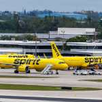 Spirit Airlines vista de aviones en pista de aeropuerto