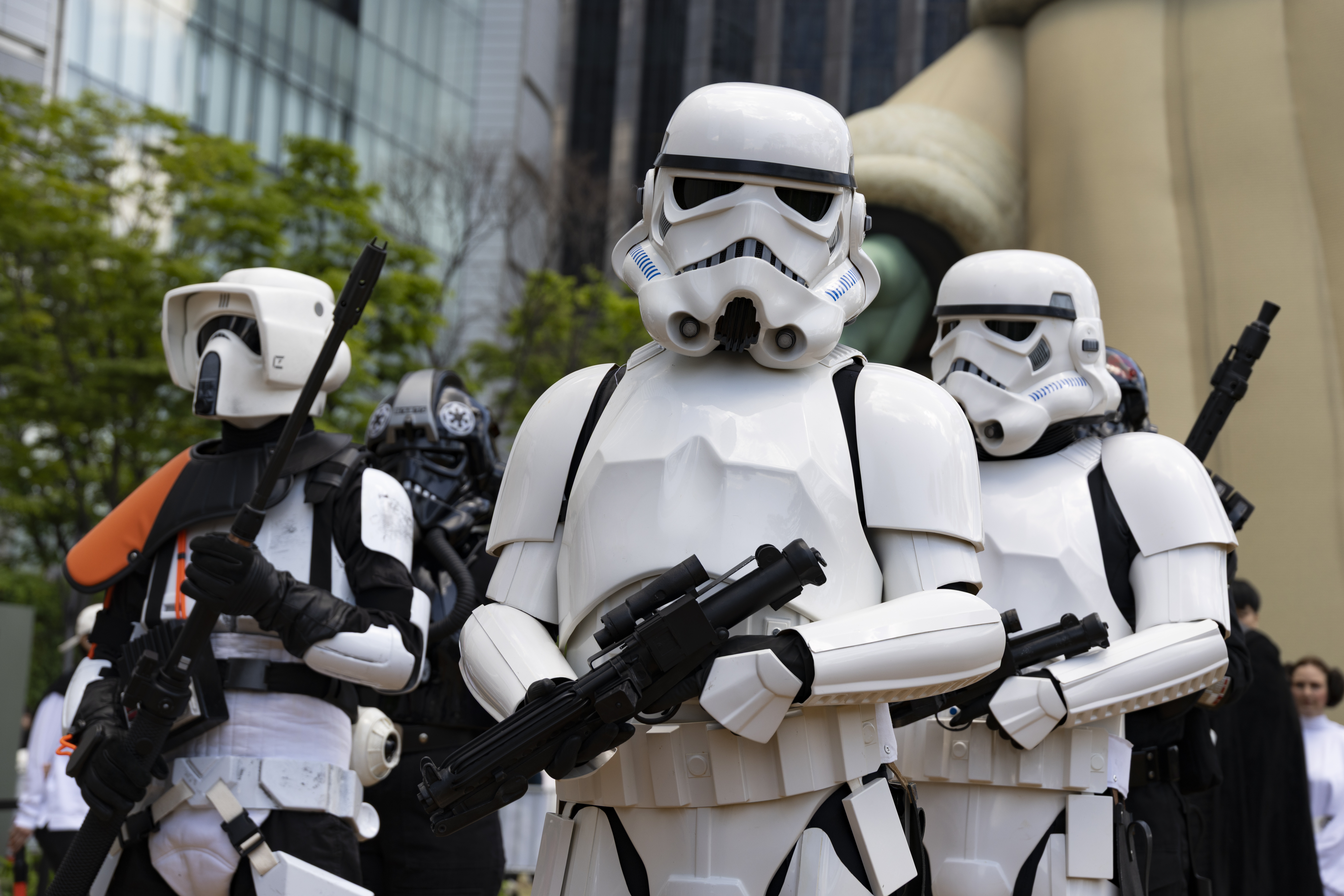 Seoul (Republic Of), 04/05/2026.- Fans dressed in Star Wars costumes participate in a parade celebrating Star Wars Day at Lotte World in Seoul, South Korea, 04 May 2026. (Corea del Sur, Seúl) EFE/EPA/JEON HEON-KYUN