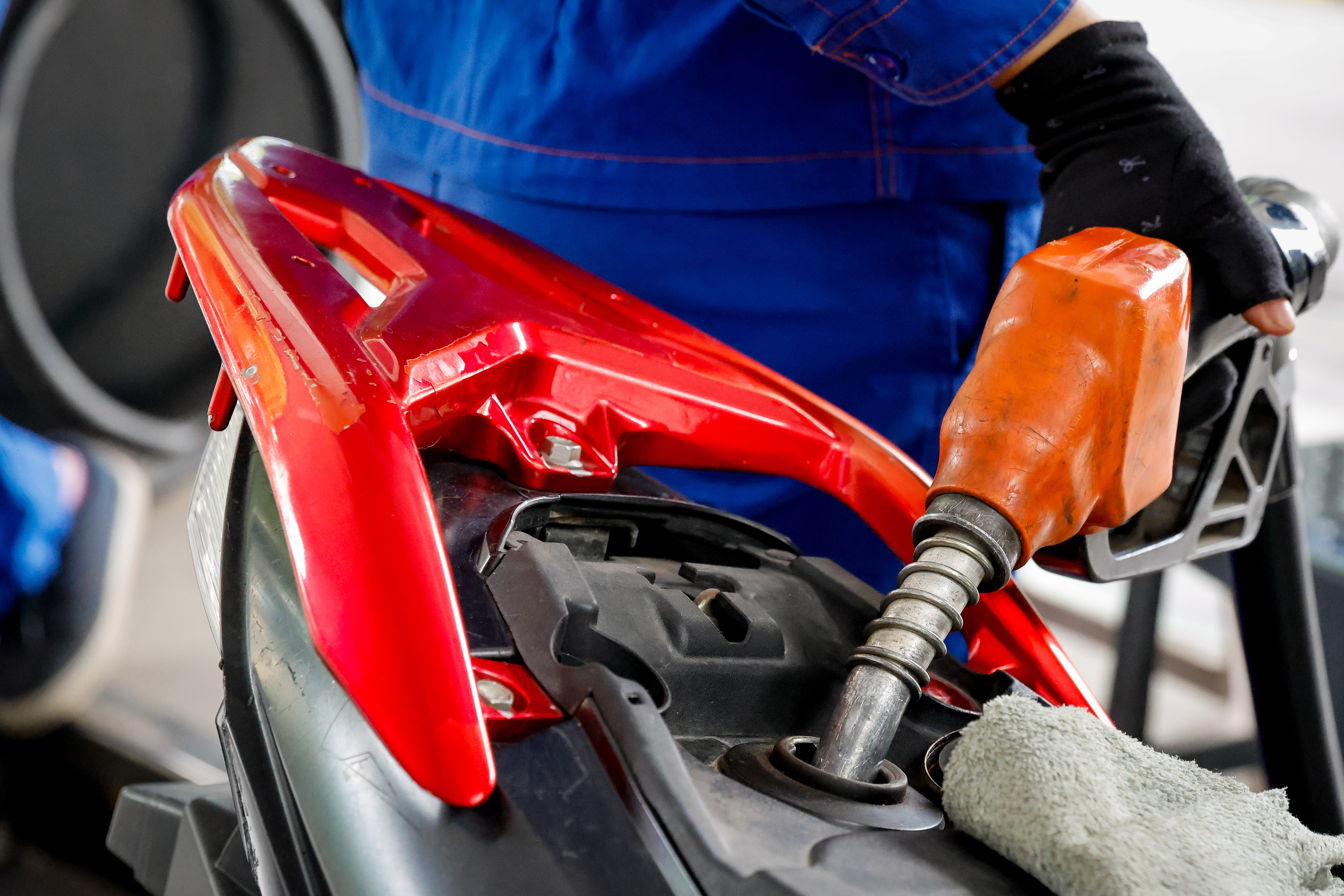 HANOI (Vietnam), 04/05/2026.- An employee pumps gasoline into a customers motorbike at a gas station in Hanoi, Vietnam, 04 May 2026. Vietnams government extended zero import tariff on selected fuel products and raw materials to the end of June, according to state media. Oil prices have eased after US President Donald Trump said the US would aid ships stranded in Strait of Hormuz. EFE/EPA/LUONG THAI LINH