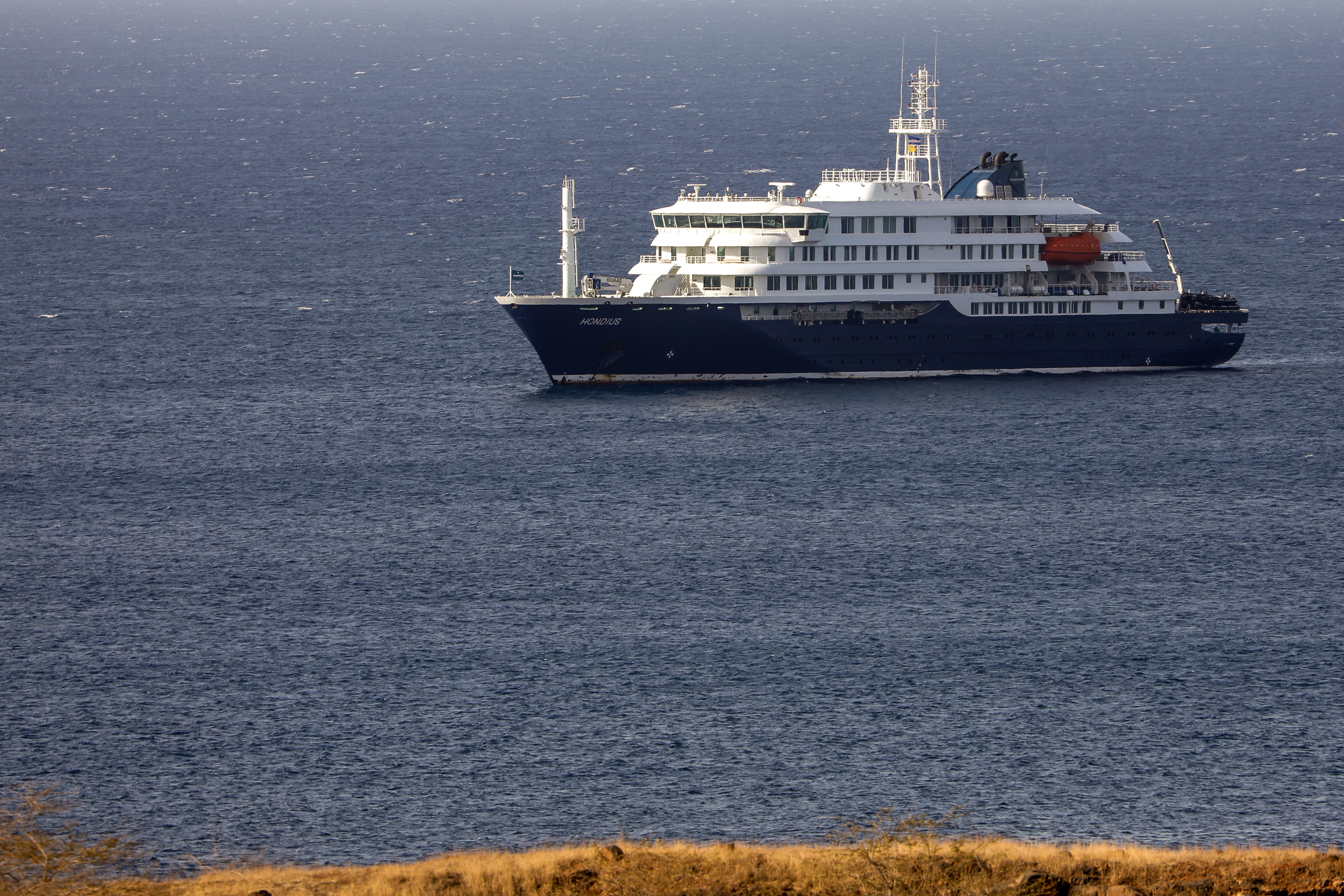 El crucero MV Hondius está contemplando la posibilidad de desembarcar en Las Palmas de Gran Canaria o en Tenerife, en las Islas Canarias, para proceder allí a nuevos exámenes médicos. (Foto Prensa Libre: EFE/EPA/ELTON MONTEIRO). 
