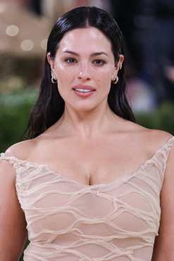 NEW YORK (United States), 04/05/2026.- US model Ashley Graham poses on the red carpet for the 2026 Met Gala, the annual benefit for the Metropolitan Museum of Art's Costume Institute, in New York, New York, USA, 04 May 2026. The event coincides with the Met Costume Institute's spring 2026 exhibition 'Costume Art' which will be on view from 10 May 2026 through 10 January 2027. The dress code is Fashion is Art. (Moda, Nueva York) EFE/EPA/SARAH YENESEL