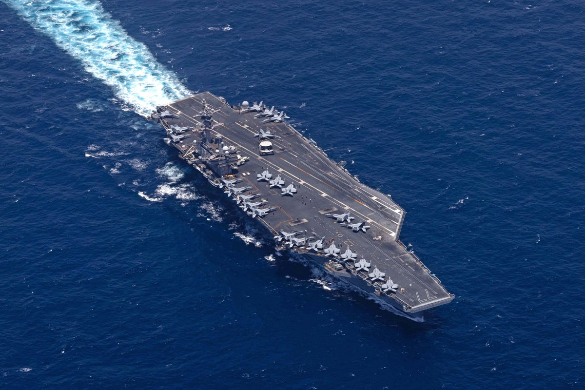 El USS George H.W. Bush (CVN 77) navega por el mar Arábigo mientras las fuerzas estadounidenses hacen cumplir el bloqueo naval contra Irán desde el Golfo de Omán y apoyan el Proyecto Libertad en el Estrecho de Ormuz. (Foto Prensa Libre: EFE/ CENTCOM). 