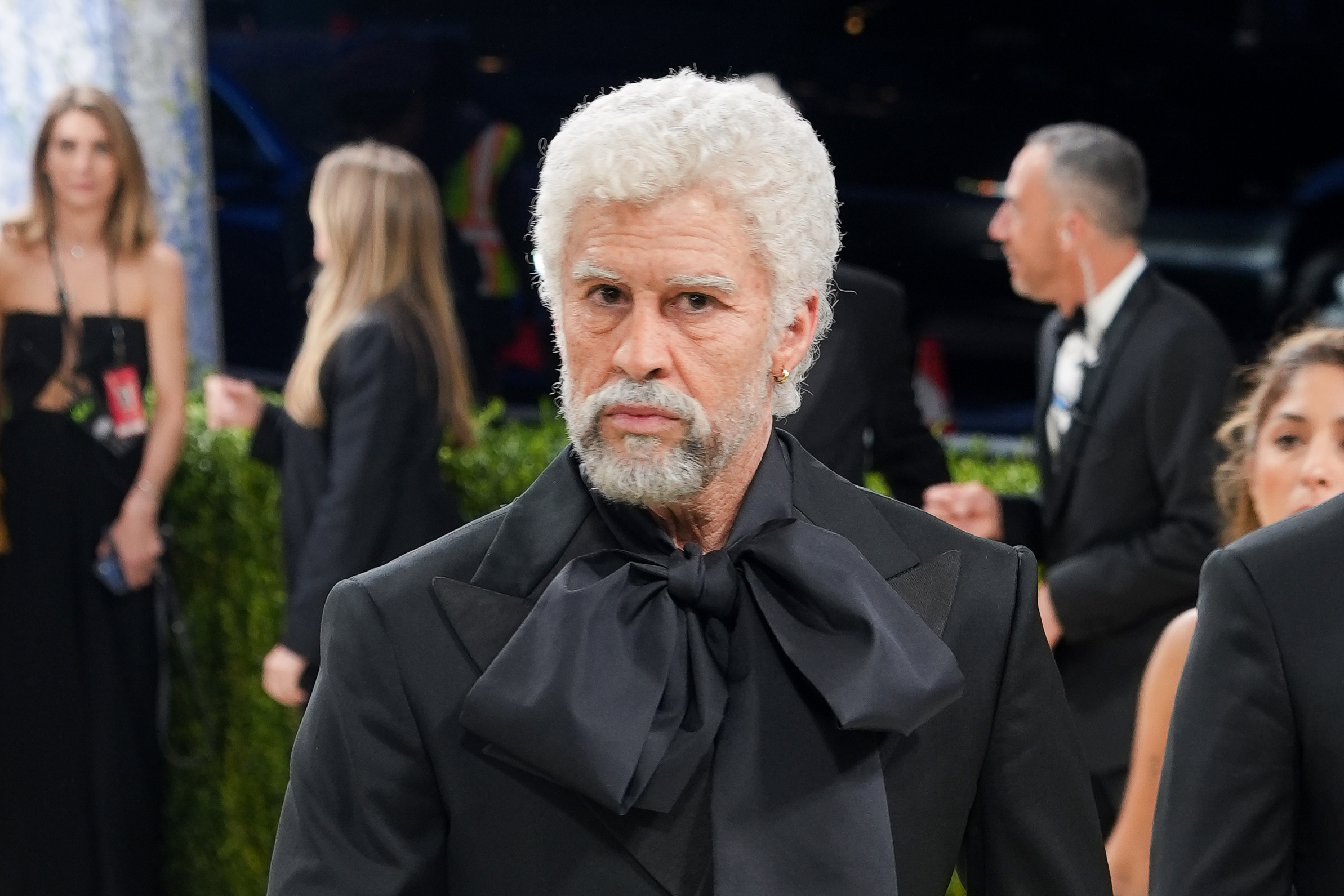 Bad Bunny aparece envejecido en la Met Gala 2026: así fue su look